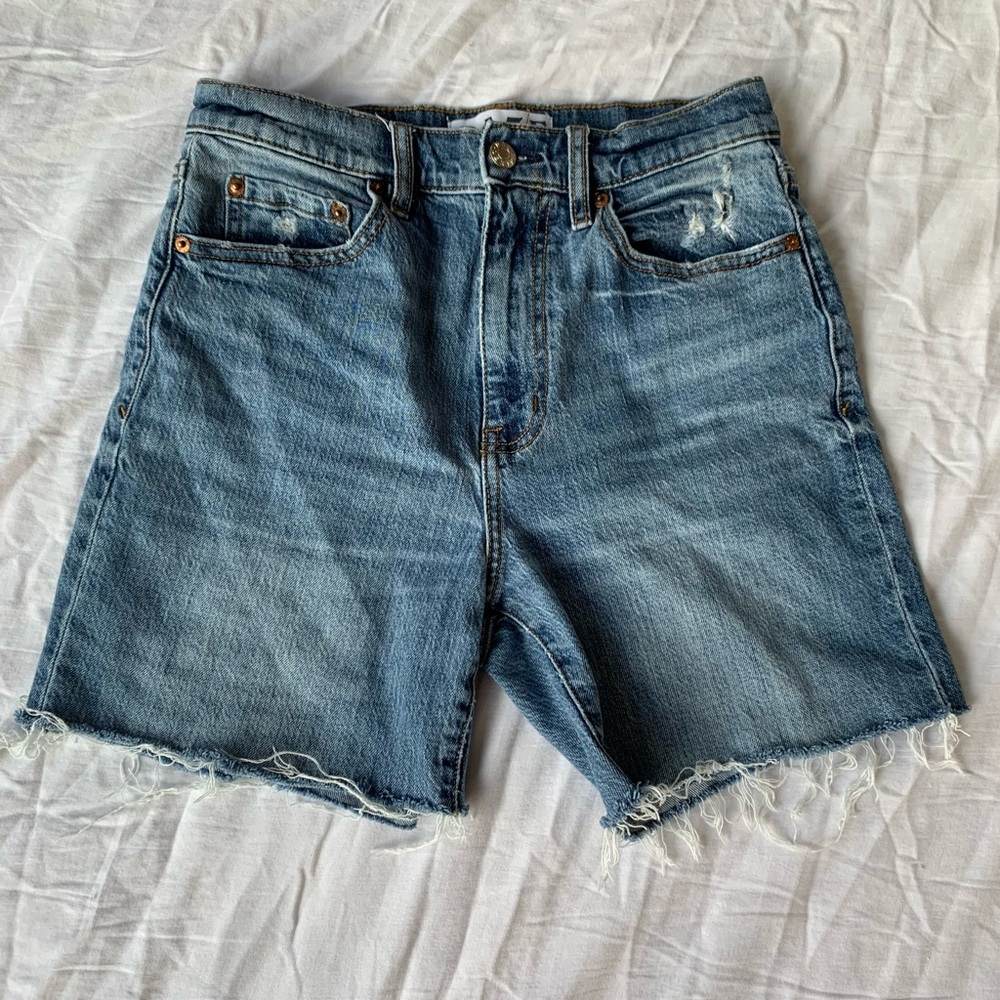 Daze Vintage-Style Medium Wash Denim Jean Shorts Size 26
